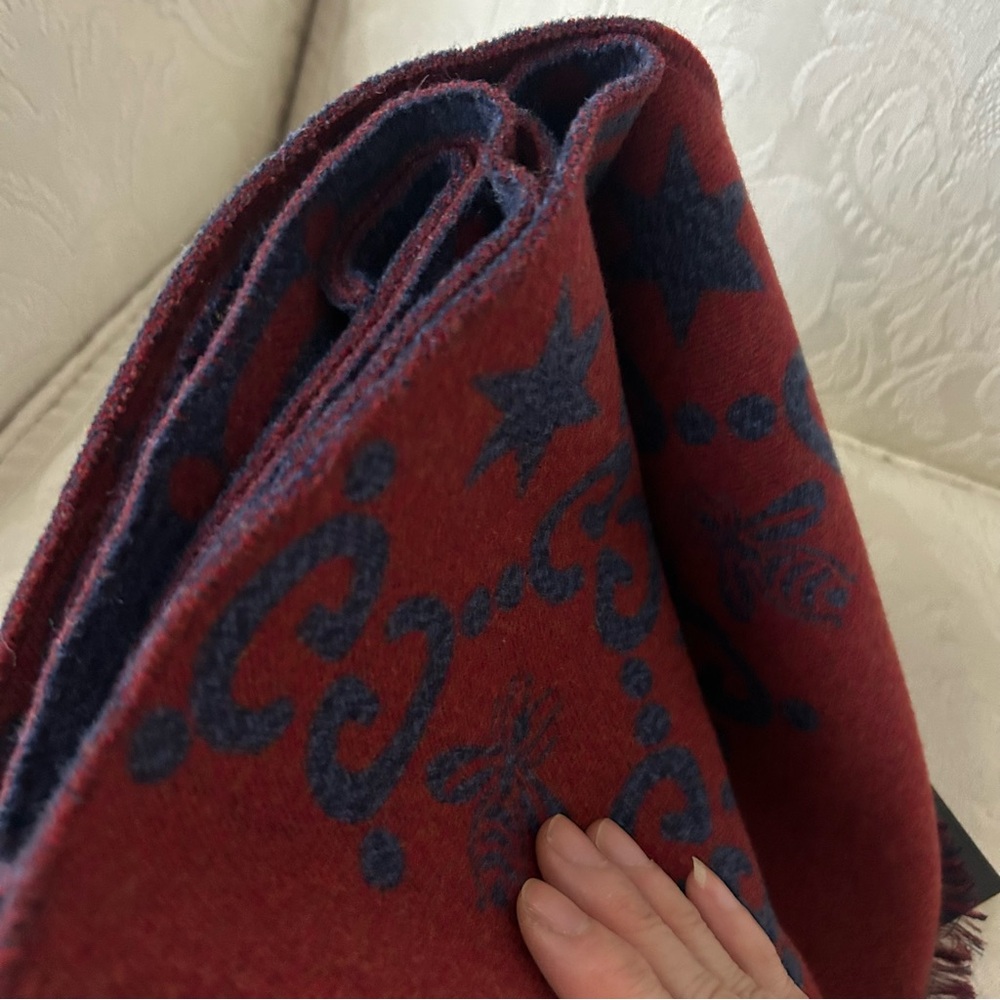 GUCCI red & blue CONSTELLATION Bee GG Stars wool/silk reversible long scarf NWT - Picture 8 of 9